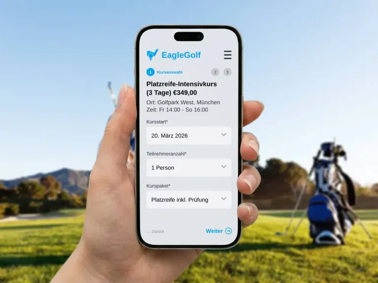 Smartphone mit Buchungsformular für einen Platzreife-Intensivkurs vor einem Golfplatz