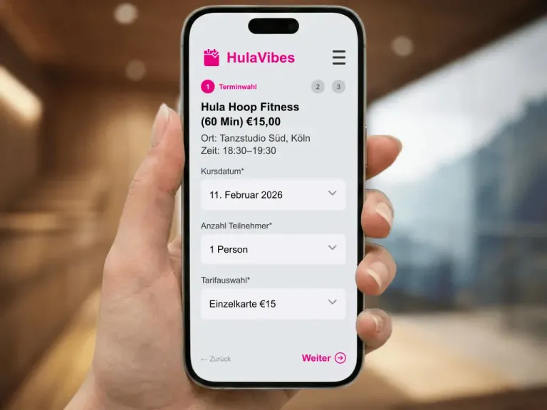 Glückliche Teilnehmer beim Hula Hoop Fitnesskurs in einem Studio die sich online angemeldet haben