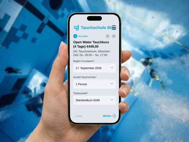 Smartphone mit Online-Buchungsformular für einen Open-Water-Tauchkurs vor einem Tauchpool