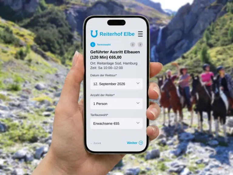 Smartphone mit Butlerapp-Buchungsformular vor einer geführten Reitgruppe in den Bergen