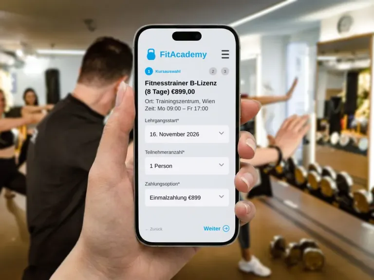 Butlerapp-Buchungsformular für einen Fitnesstrainer-Lehrgang auf einem Smartphone vor einer Trainingsgruppe