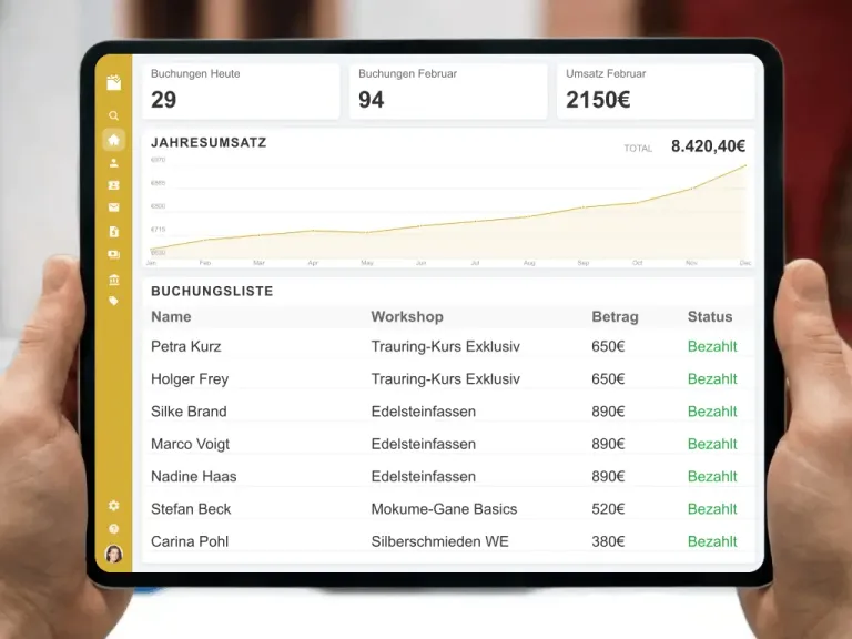 Persönliche Trauringberatung beim Goldschmied mit Design Skizzen und Edelmetallen am Beratungstisch