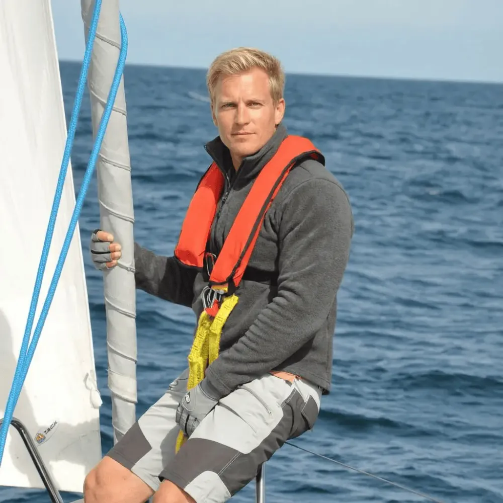 Organisierte Segelschule mit Sportbootführerschein Ausbildung Theorie und Praxis auf dem Wasser