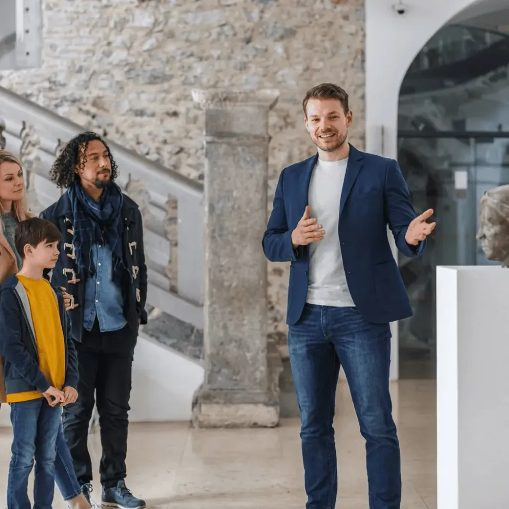Digital participant list and booking management for tour guides and city walks on tablet and smartphone