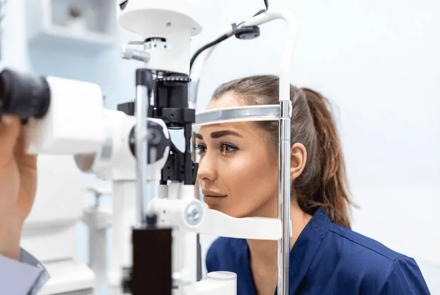 Augenarztpraxis Empfangsbereich mit digitaler Terminverwaltung und modernem Equipment