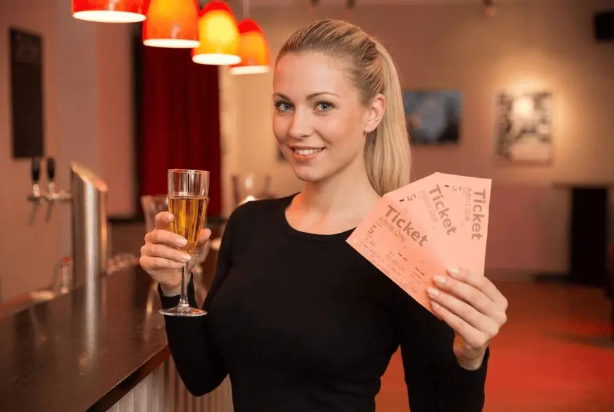 Begeisterte Menschenmenge auf einer Veranstaltung mit reibungslosem Einlassprozess