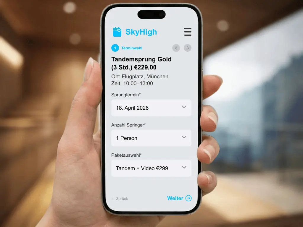 Glückliche Tandemgäste beim Fallschirmspringen mit Instruktor im freien Fall und blauem Himmel