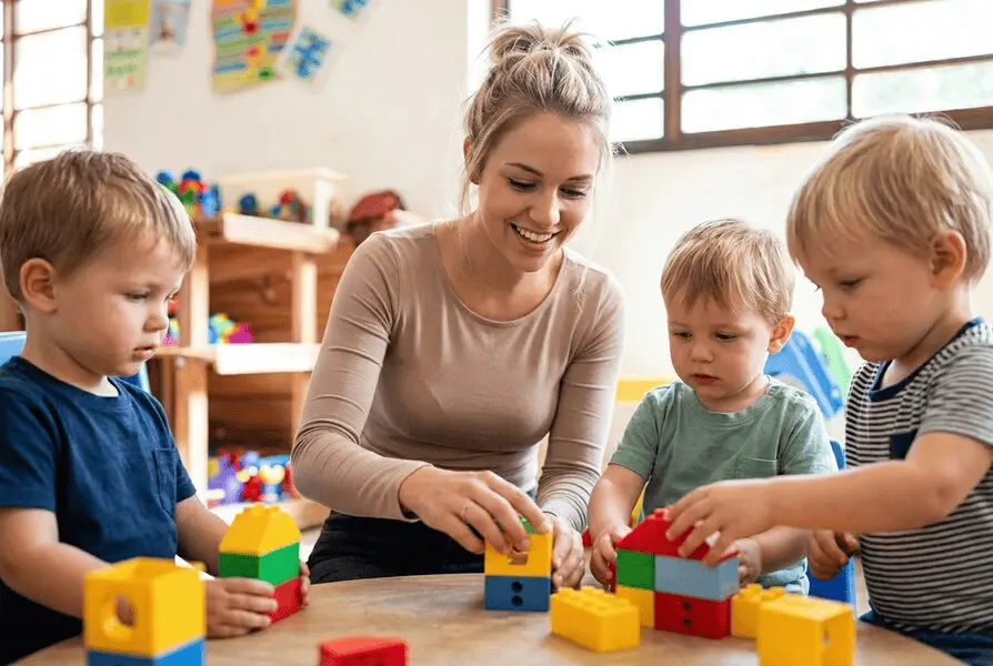 Seminarleiterin bei der Planung von Fortbildungen für Erzieherinnen und pädagogische Fachkräfte am Laptop