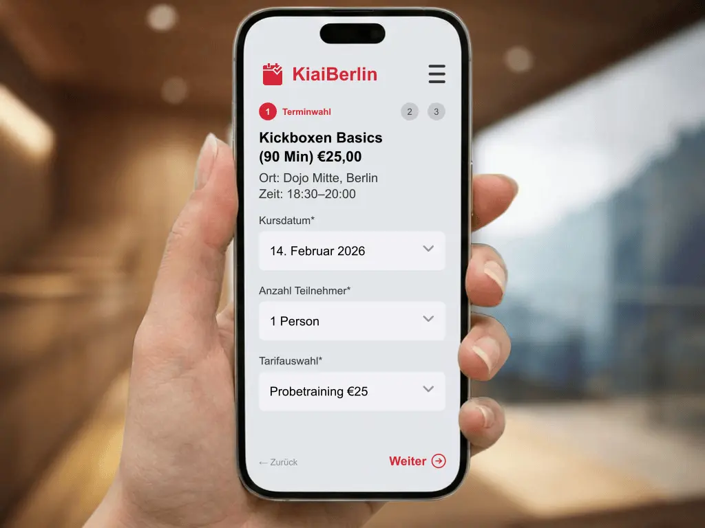Zukünftiger Schüler bei der Online-Anmeldung zum Probetraining für Karate Judo oder Kickboxen auf Smartphone in Kampfsportschule
