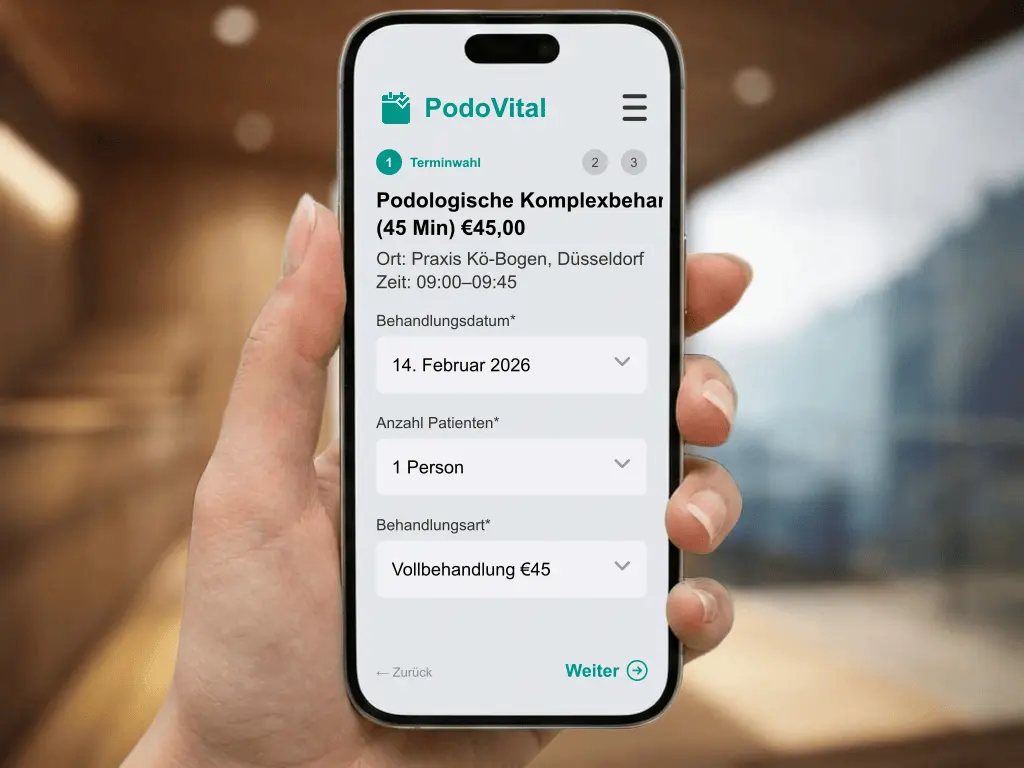 Podologe bei medizinischer Fußpflege Behandlung am Patienten in moderner Praxis mit Schutzhandschuhen