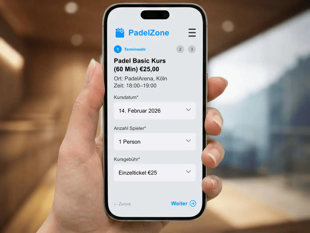Padel-Tennis Trainer auf dem Court beim Coaching ohne Verwaltungsstress