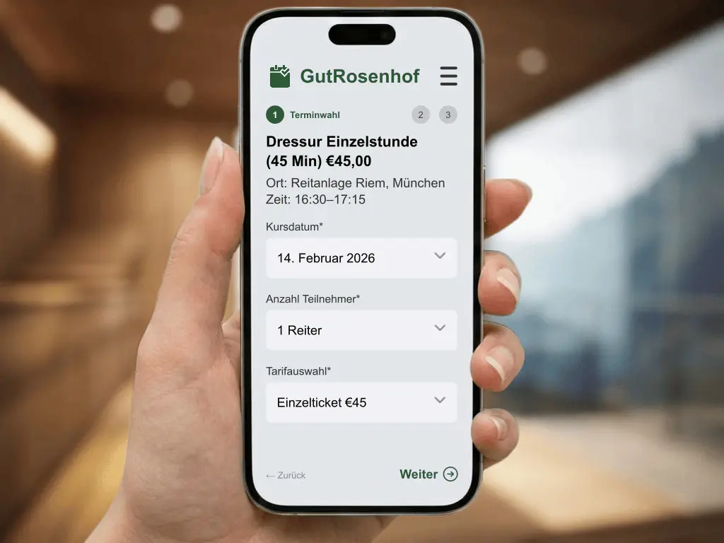 Reitlehrer erteilt Reitunterricht in der Reithalle effektive Organisation von Reitstunden und Stallmanagement