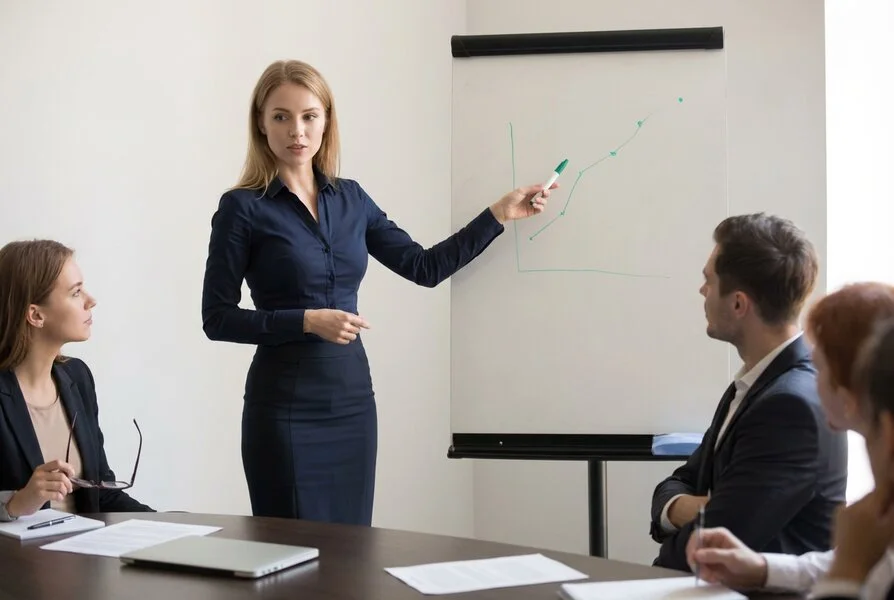 Professionelle Seminarplanung und digitale Teilnehmerverwaltung für Workshops und Schulungen am Laptop