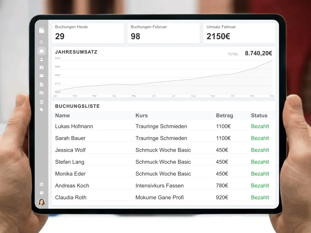Handgefertigte Silberringe und Geschenkgutschein für Schmuck-Kurs auf hölzernem Werktisch