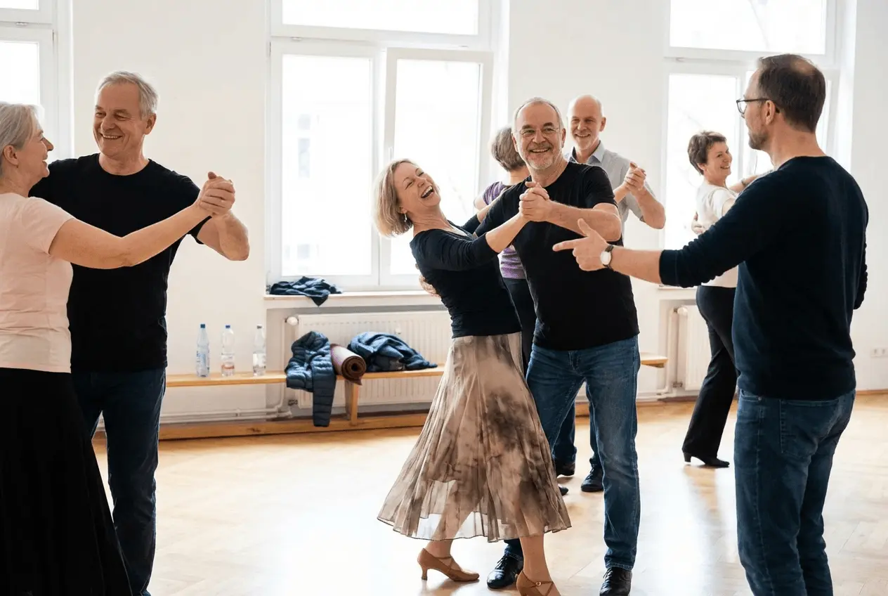 Tanzpaar beim Standardtanz im Unterricht einer Tanzschule