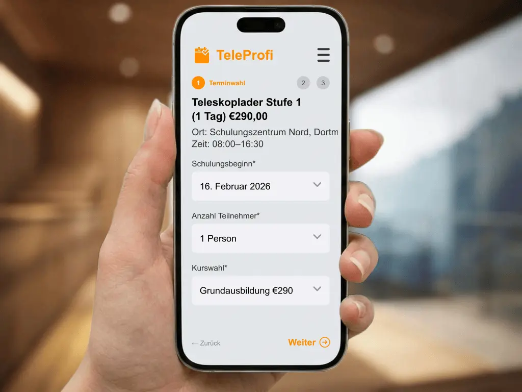 Gruppe von Bauarbeitern bei der Teleskoplader Sicherheitsunterweisung nach DGUV Grundsatz 308-009 auf Baustelle